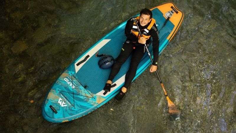 rapid aqua marina paddleboard na rece kluk sedí